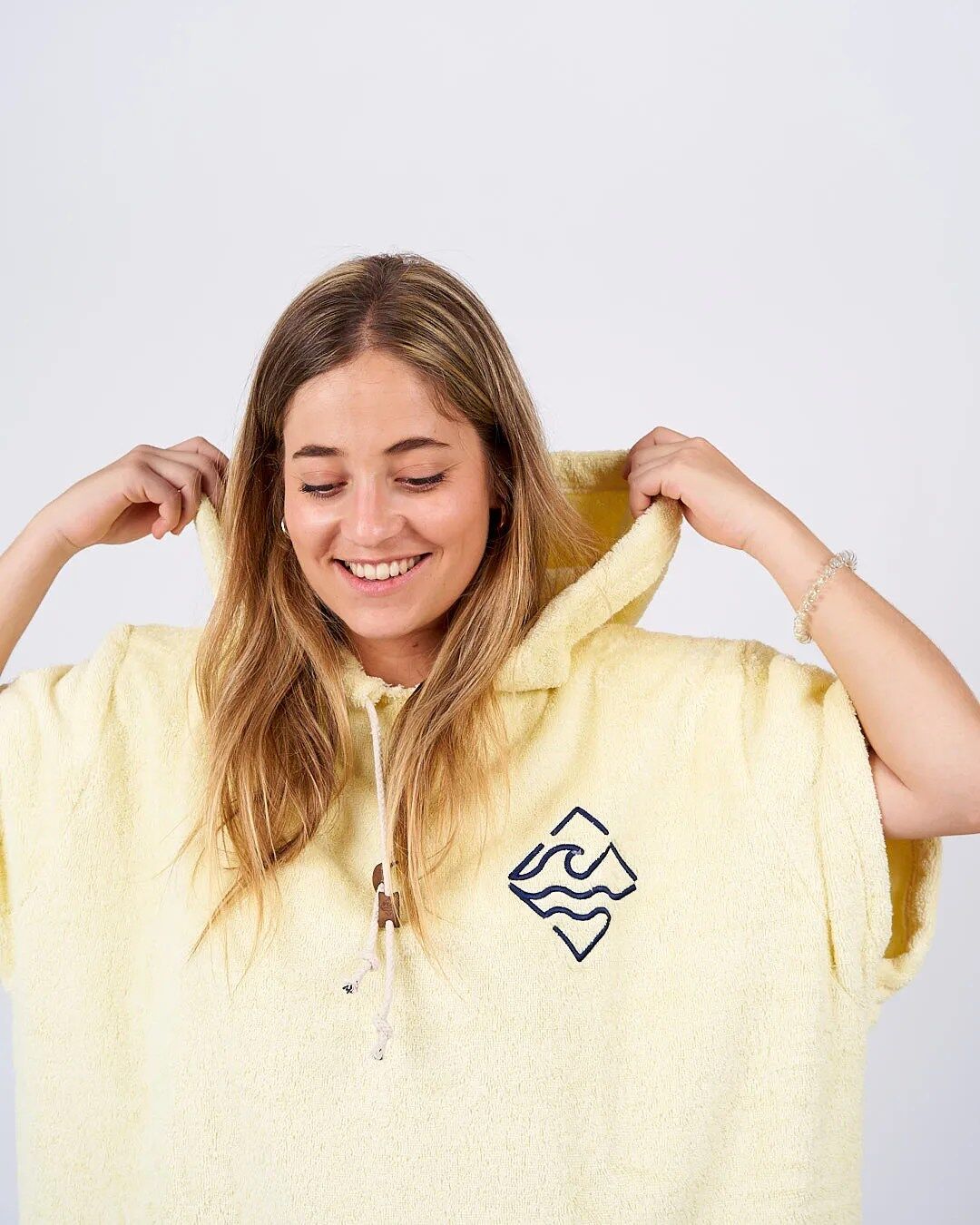 Poncho de surf chica modelo Pantin Atlas Outerwear