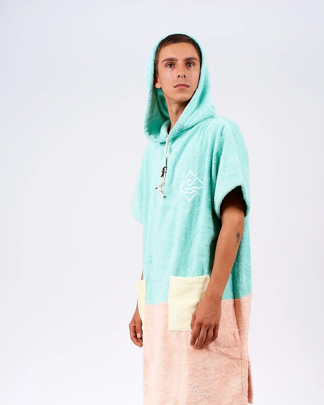Poncho de surf con capucha hombre modelo yerbabuena Atlas Outerwear