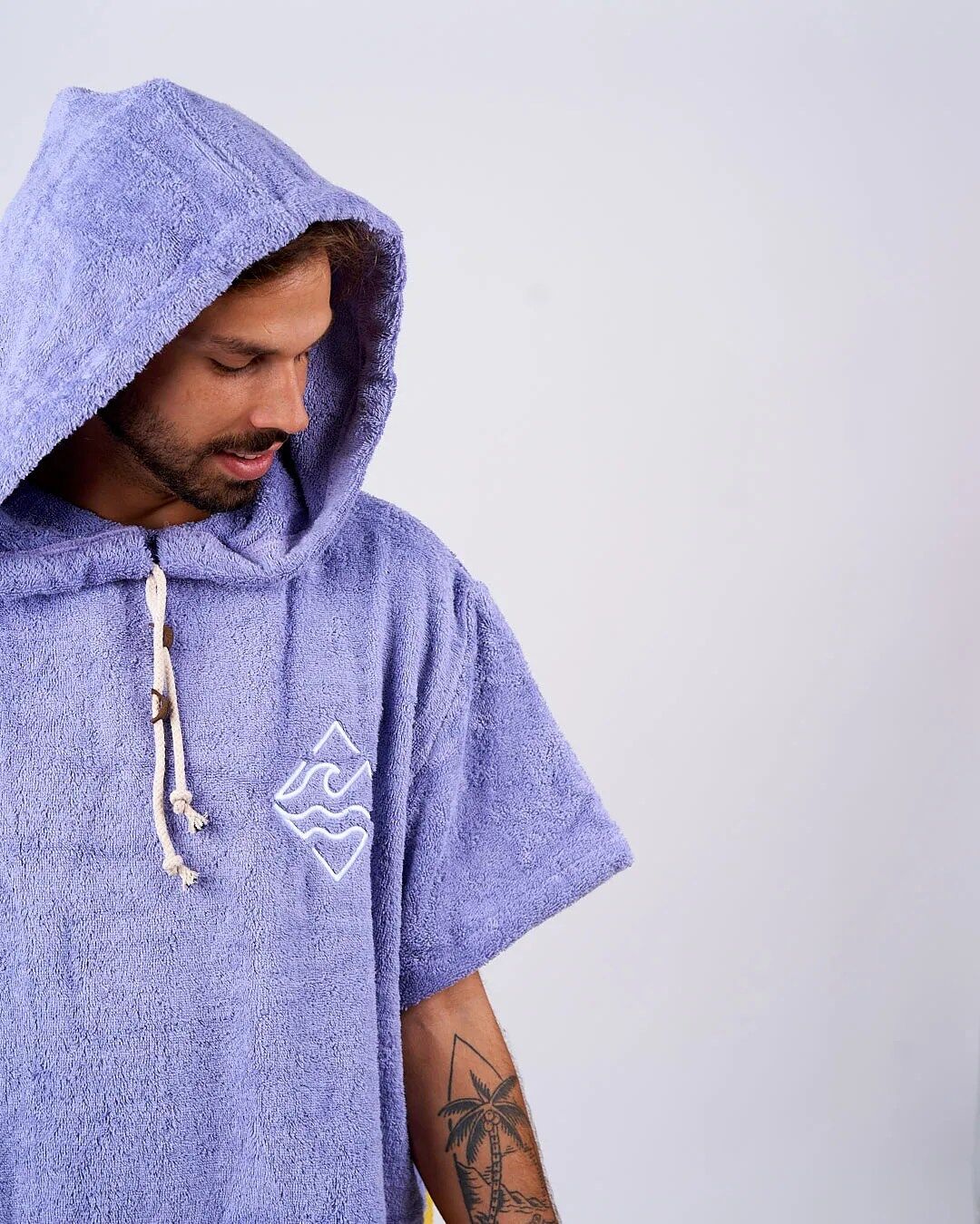 Poncho de surf hombre modelo Mundaka tattoo Atlas Outerwear