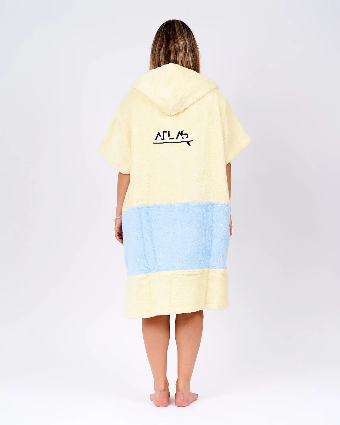 Poncho de surf mujer espalda modelo pantin Atlas Outerwear