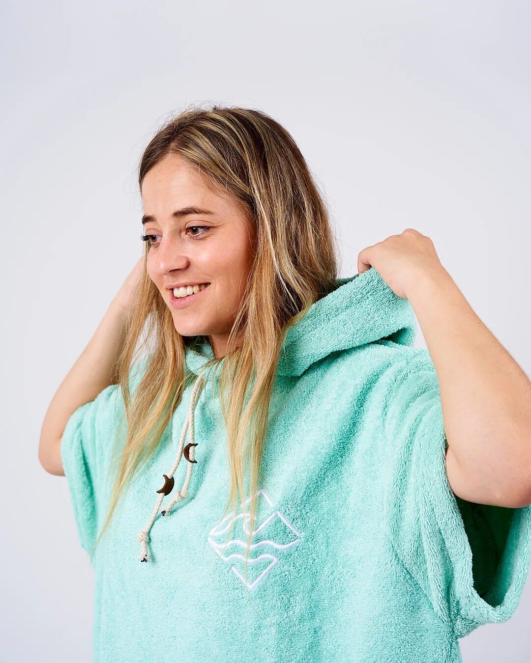 Poncho de surf mujer modelo yerbabuena con capucha Atlas Outerwear