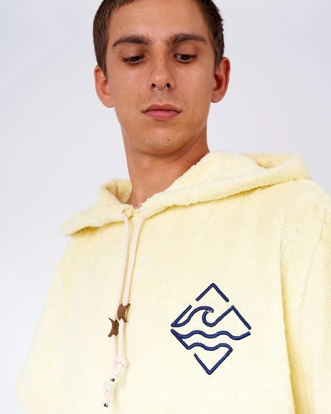 Poncho de surf pantin hombre delante Atlas Outerwear