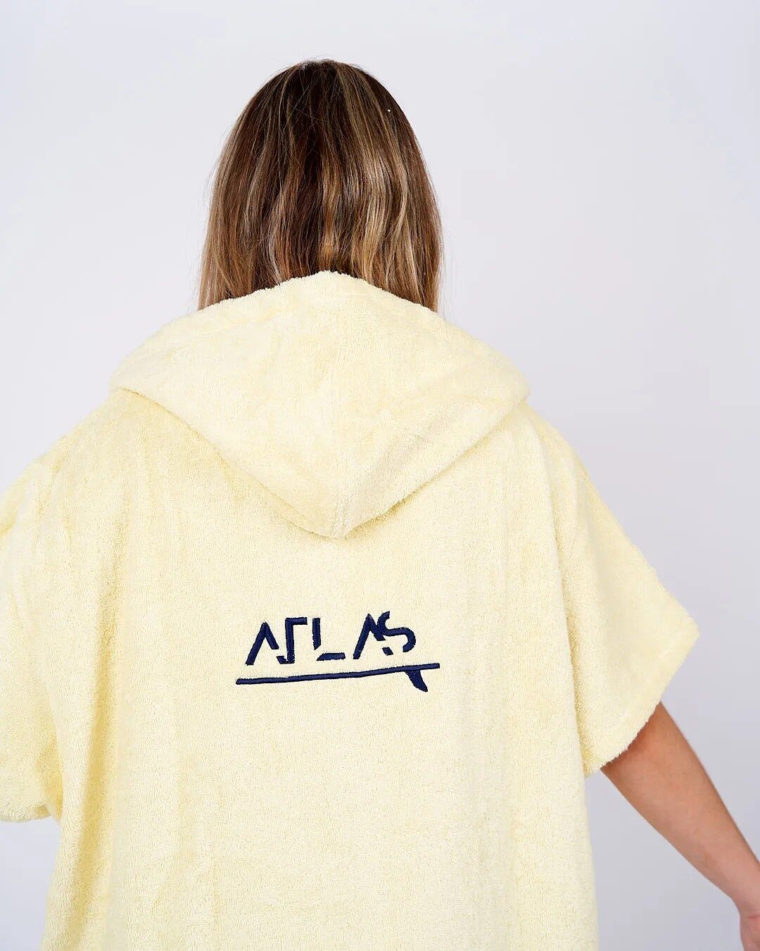 Poncho surf mujer logo espalda modelo pantin Atlas Outerwear