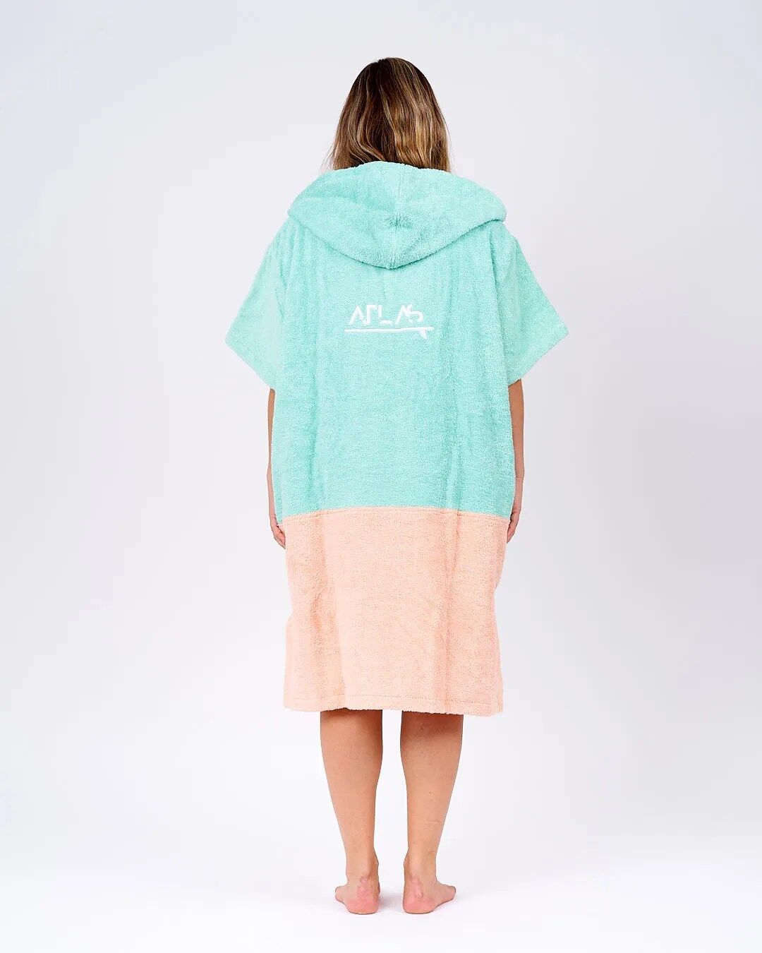Poncho surf mujer modelo yerbabuena espalda Atlas Outerwear