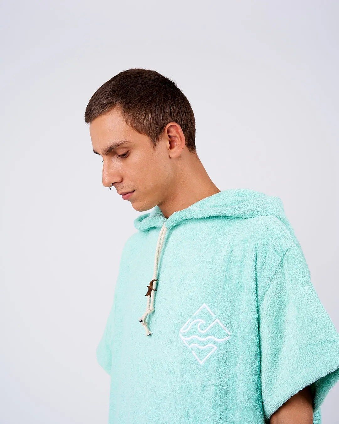 Poncho surf yerbabuena hombre cerca Atlas Outerwear
